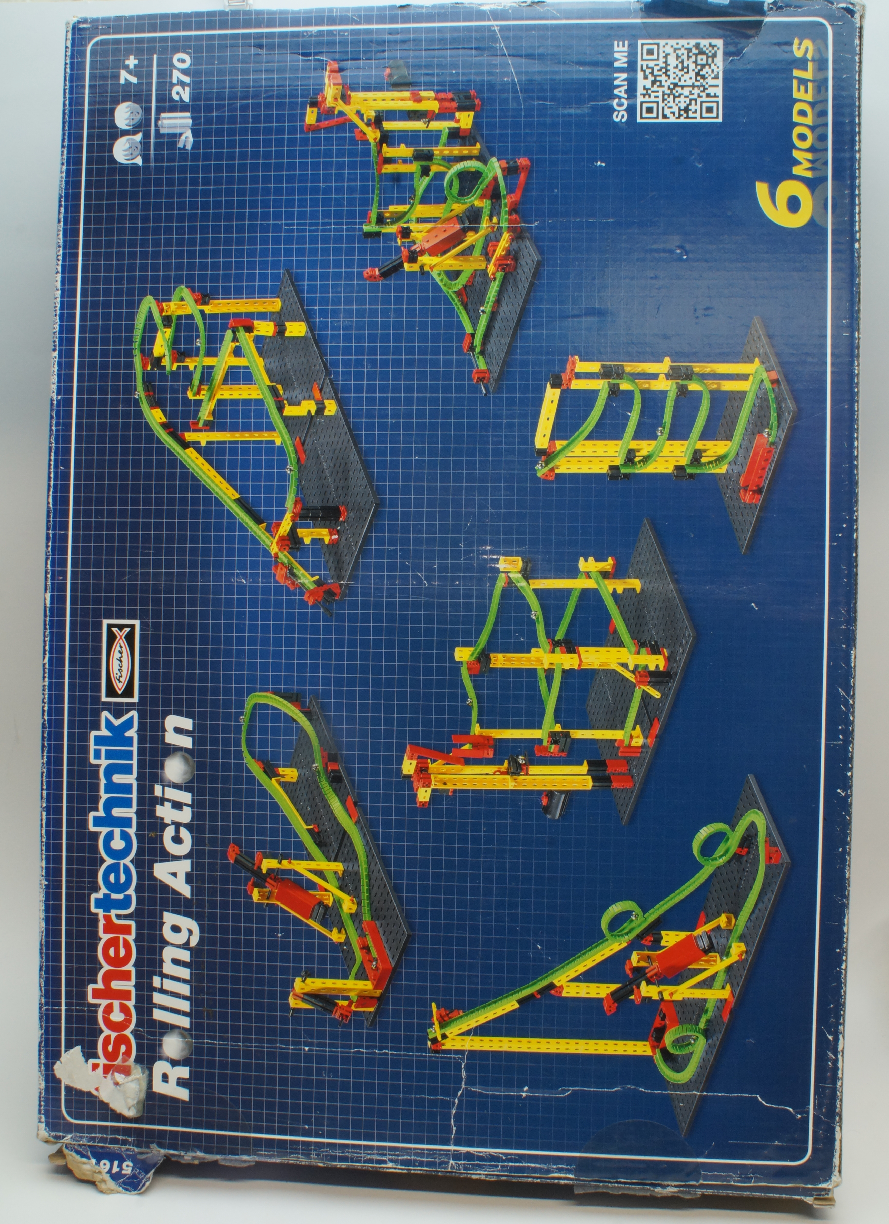 Die Box für einen fischertechnik Rolling Action Baukasten zeigt sechs verschiedene Kugelbahnmodelle auf einem blauen Raster.